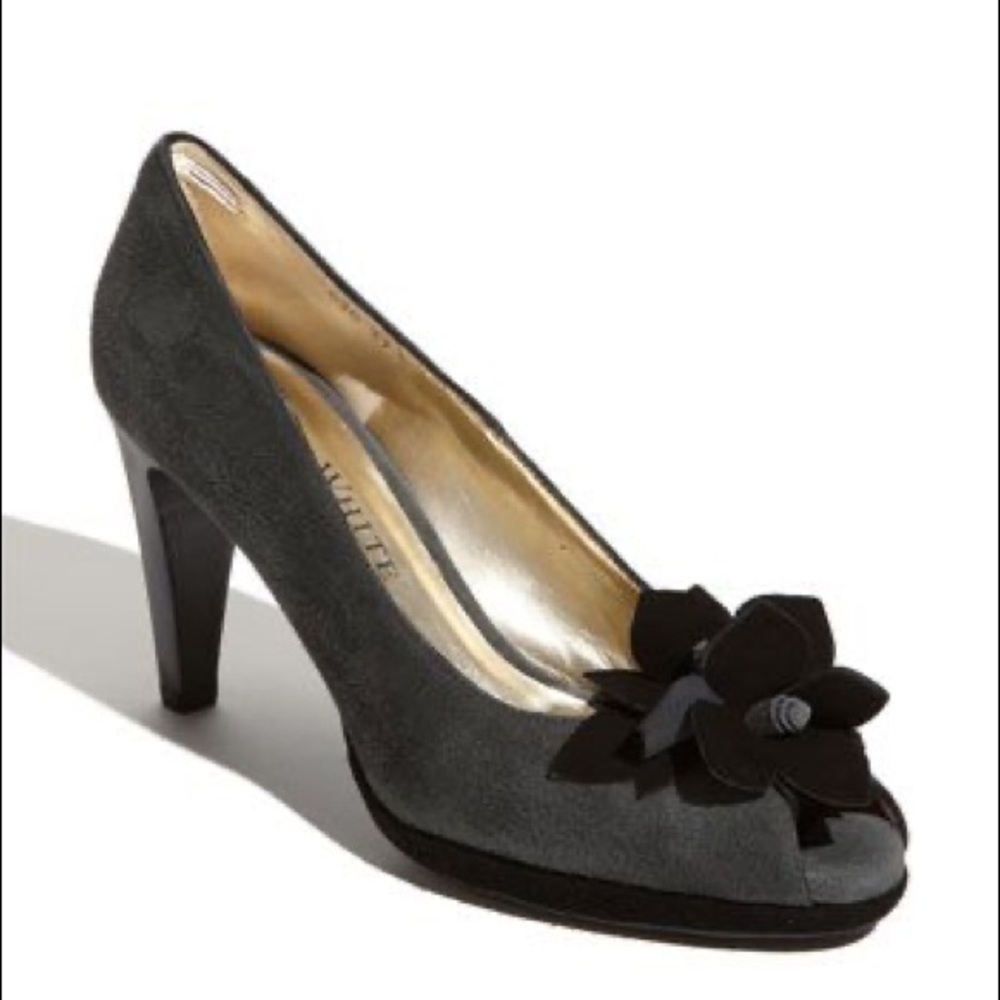 Like New Italian Ron White Suede Pumps